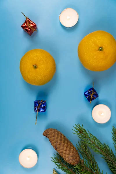 Dárky Svíčky Jedle Větve Mandarinky Modrém Pozadí Vánoční Pozadí Detailní — Stock fotografie