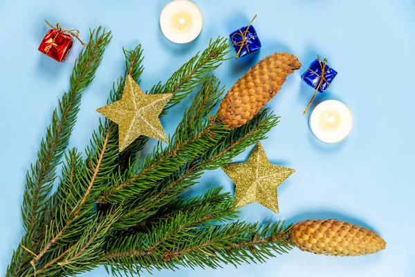 Jedle Větve Svíčky Dárky Modrém Pozadí Vánoční Pozadí Detailní Záběr — Stock fotografie
