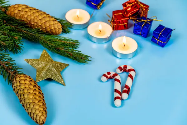 Vánoční Pozadí Dárky Svíčky Jedle Větve Modrém Pozadí Detailní Záběr — Stock fotografie