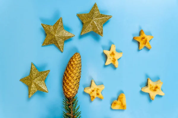 Vánoční Cukroví Podobě Hvězd Novoroční Hračky Hvězdy Modrém Pozadí Detailní — Stock fotografie