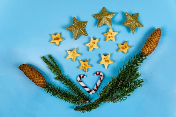 Vánoční Cukroví Podobě Hvězd Novoroční Hračky Hvězdy Modrém Pozadí Detailní — Stock fotografie