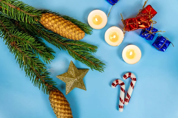 Vánoční Cukroví Dárky Svíčky Mandarinky Modrém Pozadí Detailní Záběr — Stock fotografie