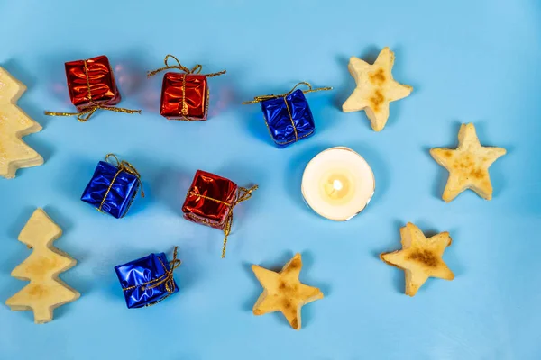 Vánoční Cukroví Svíčky Dárky Modrém Pozadí Detailní Záběr — Stock fotografie