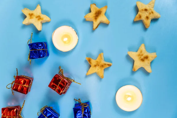 Vánoční Cukroví Svíčky Dárky Modrém Pozadí Detailní Záběr — Stock fotografie