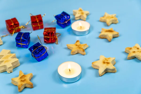 Regali Candele Biscotti Natale Uno Sfondo Blu Primo Piano — Foto Stock