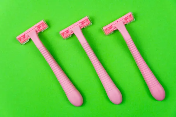 Three Pink Disposable Razors Green Background Personal Hygiene Items Shaving — Stock Photo, Image