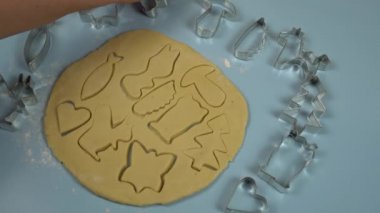 Kadın elleri, hamurun kalıbını çıkarın ve hamura un serpin. Ev yapımı pişirme. Ev yemeği konsepti, ev yapımı..