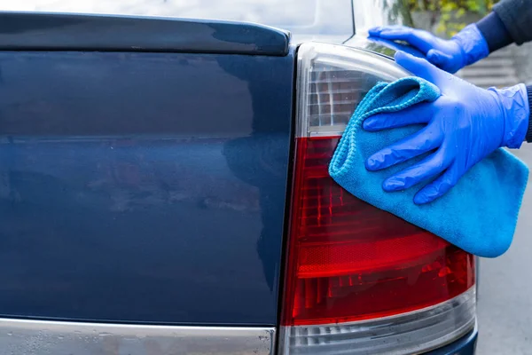 Egy Keze Egy Kék Rongyot Dörzsöl Kocsi Hátsó Lámpájára Autóápolás — Stock Fotó