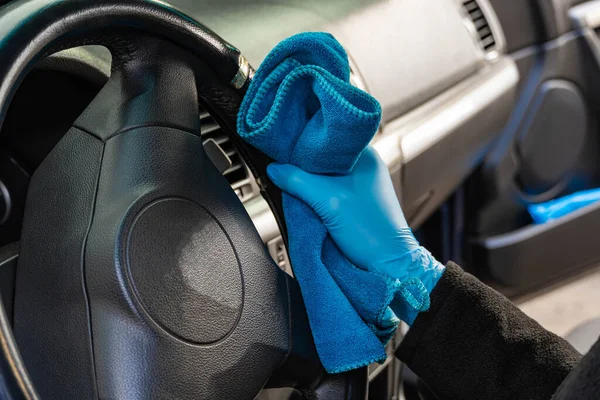 Las Manos Guantes Goma Azul Frotan Volante Coche Limpieza Interior —  Fotos de Stock