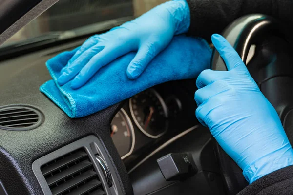 Mãos Luvas Borracha Azul Esfregar Painel Carro Limpeza Interior Carro — Fotografia de Stock