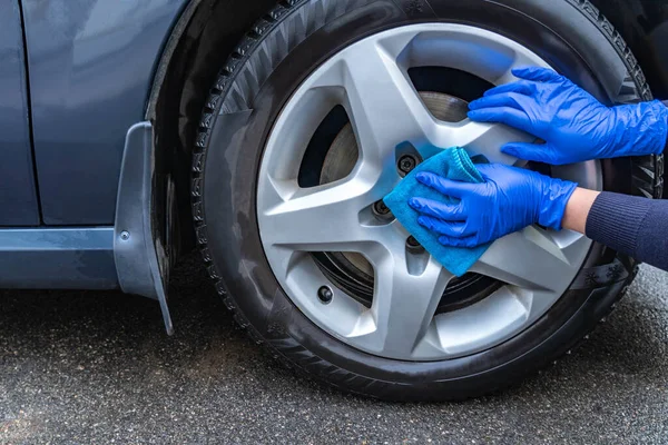 Las Manos Vestidas Con Guantes Azules Goma Limpian Rueda Del —  Fotos de Stock