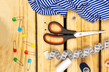 Ahşap bir masada duran aksesuarların üst görüntüsü. Kadın işi ve hobileri.