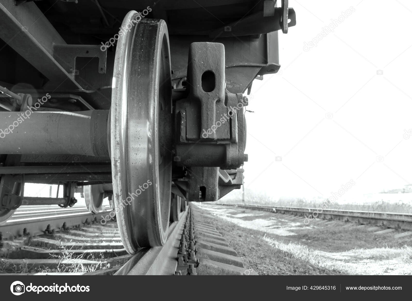Gros Plan Une Roue Train Vue Bas Photo Noir Blanc image libre de droit par  Nikvart © #429645316