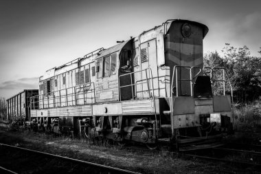Uçuşlarda lokomotif. Trenin yakın çekimi, siyah beyaz fotoğraf..