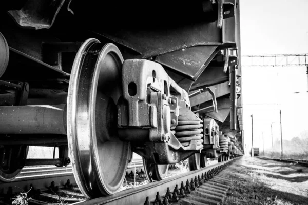 Vonatkerék Közelkép Alsó Nézet Fekete Fehér Fénykép Szemcsés Effec Kis — Stock Fotó