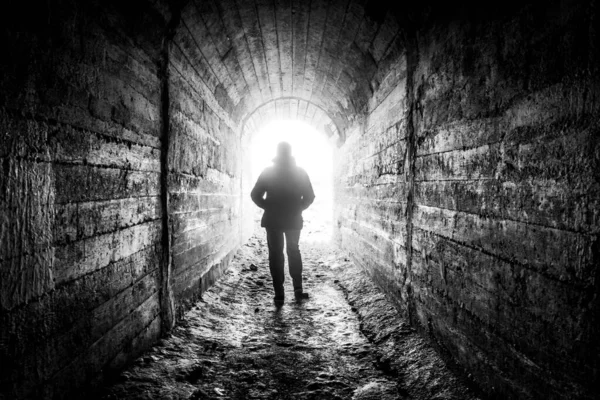 Homem Desce Túnel Direcção Luz Foto Preto Branco Com Efeito — Fotografia de Stock