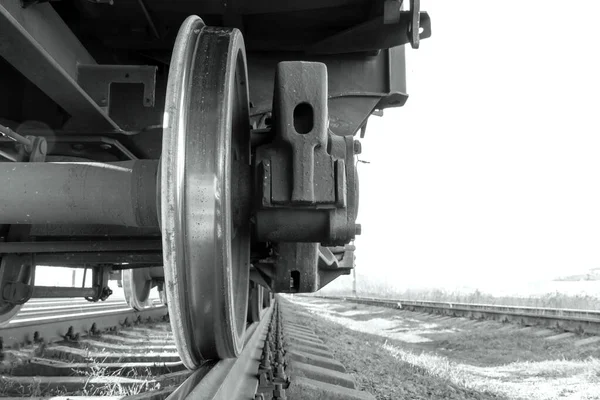 Bir Tren Tekerleğinin Yakın Çekimi Alttaki Manzara Kumlu Efemine Siyah — Stok fotoğraf