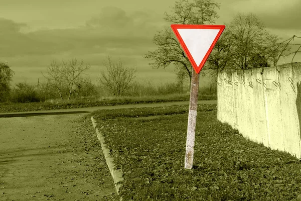 Yol Kıvrımından Önce Yol Işareti Ver Kırmızı Kenarlı Beyaz Bir — Stok fotoğraf
