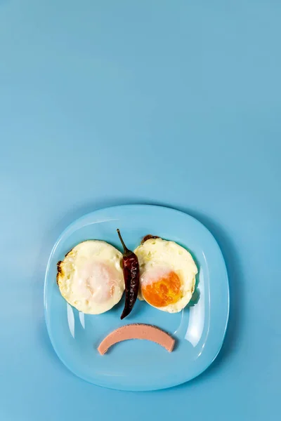 Prato Azul Com Café Manhã Picante Omelete Sorridente Com Pimenta — Fotografia de Stock