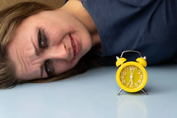 Mulher triste com fundo preto grande relógio foto de alta qualidade