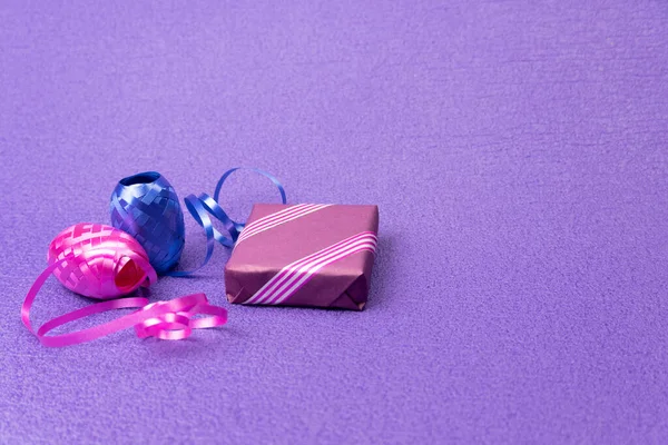 Cadeau Dans Une Boîte Violette Ruban Décoratif Sur Fond Violet — Photo