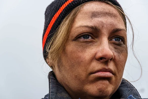 Närbild Ett Smutsigt Sorgligt Kvinnligt Ansikte Fattigdomsbegreppet Fritt Utrymme För — Stockfoto