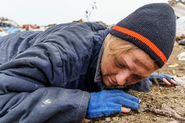 Smutsig Kvinna Sönderrivna Kläder Ligger Marken Framför Soptipp Hemlös Kvinna — Stockfoto