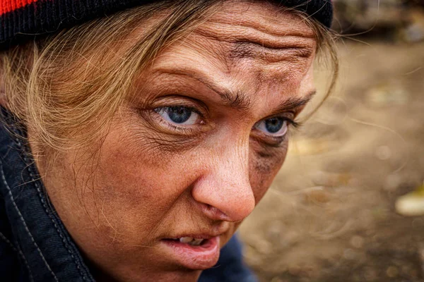 Närbild Ett Smutsigt Fyllo Kvinnligt Ansikte Begreppet Fattigdom Och Alkoholism — Stockfoto