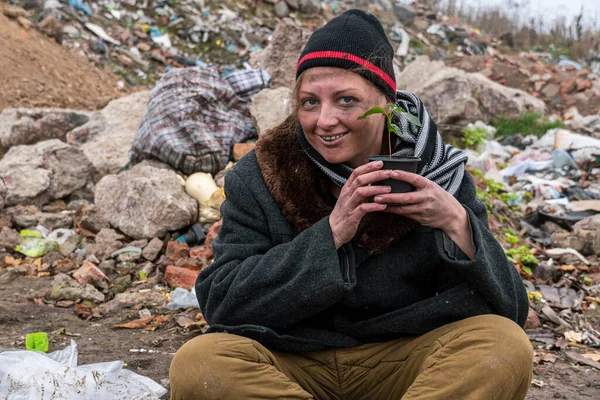 Femeie Murdară Fără Adăpost Ține Floare Mâinile Fundalul Unui Depozit — Fotografie, imagine de stoc