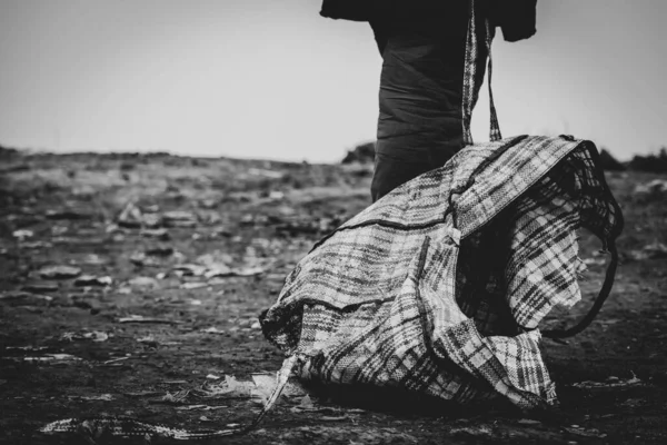 Les Jambes Des Femmes Dans Des Chaussures Déchirées Dans Leurs — Photo