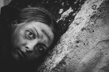 Pis, zavallı, üzgün bir kadının yüzüne yakın çekim. Siyah beyaz fotoğraf. Metin için boş alan