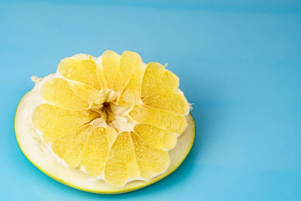 Parte Del Pomelo Pelado Fruta Sobre Fondo Azul Espacio Libre — Foto de Stock