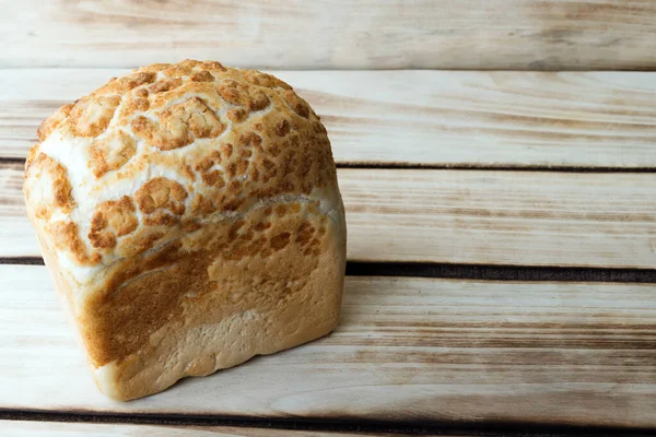 木製の背景にパンレンガ 正方形の小麦上にパターンのパンの光の葉 — ストック写真