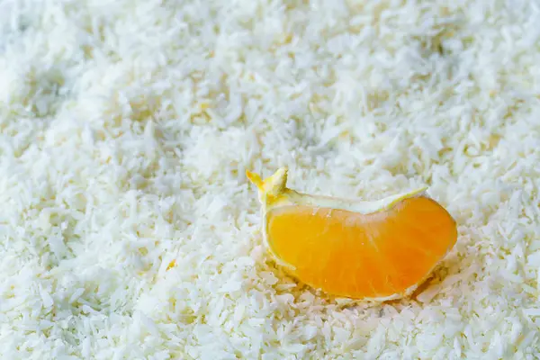 Jugoso Trozo Mandarina Tirado Nieve Cítricos Vitaminas Invierno Producto Sano — Foto de Stock