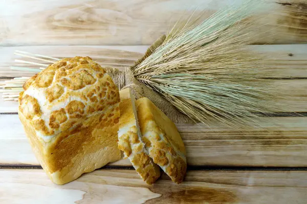 Biały Chleb Pszenny Drewnianym Tle Stole Leży Posiekany Bochenek Chleba — Zdjęcie stockowe