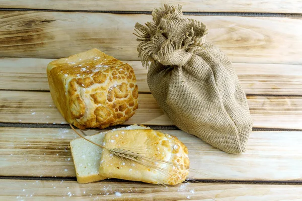 Pão Trigo Branco Polvilhado Com Farinha Saco Grãos Fundo Madeira — Fotografia de Stock