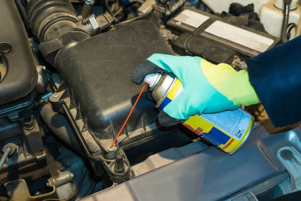 Handske Håller Burk Fett Som Smörjer Skruven Bilen Koncept För — Stockfoto