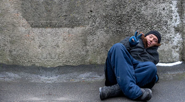 Omul Fără Adăpost Sprijinit Cot Minte Arată Semn Victorie Degete — Fotografie, imagine de stoc