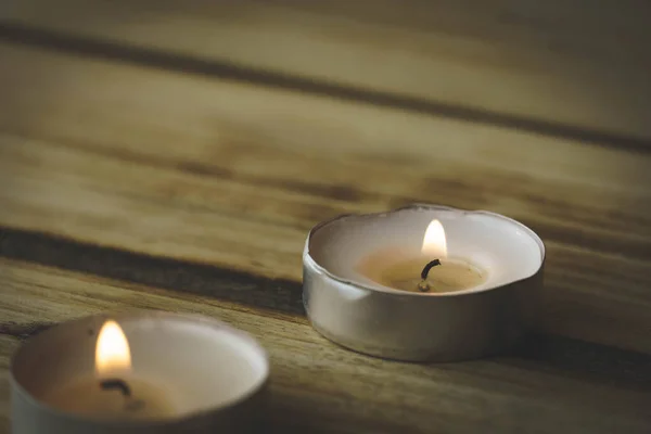 Kaarsen Branden Met Kopieerruimte Een Houten Achtergrond Geschoten Met Ondiepe — Stockfoto