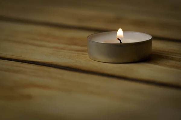 Vela Solitaria Ardiente Con Espacio Copia Sobre Fondo Madera Disparada — Foto de Stock