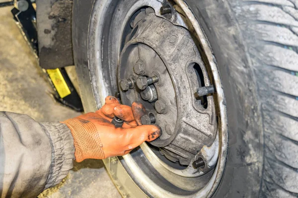 Close Mãos Enluvadas Desapertar Parafusos Cubo Roda Carro Reparação Substituição — Fotografia de Stock