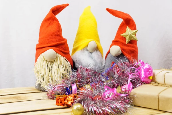 Nahaufnahme Hausgemachter Weihnachtszwerge Vor Weißem Hintergrund Umgeben Von Funkelnden Neujahrsdekorationen — Stockfoto