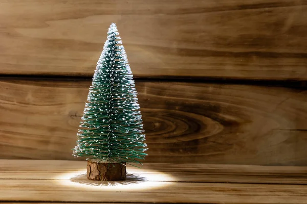 Umělý Vánoční Stromek Dřevěném Pozadí Mělká Hloubka Pole Vánoční Pozadí — Stock fotografie