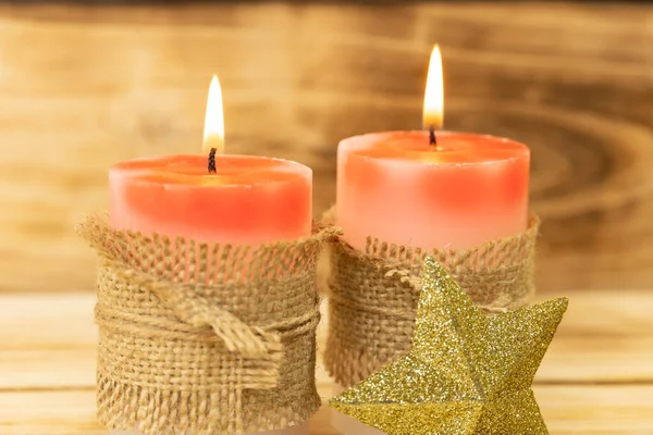 Kerstkaarsen Houten Ondergrond Ondiepe Velddiepte Twee Rode Kaarsen Zijn Gewikkeld — Stockfoto