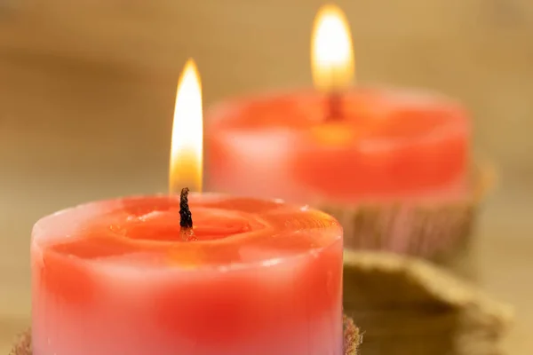 Dos Velas Rojas Sobre Fondo Madera Poca Profundidad Campo Fondo — Foto de Stock