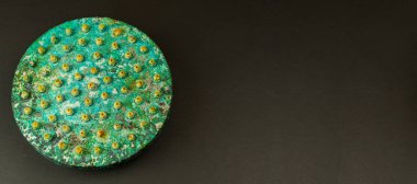 Siyah arka planda eski bir duş, fotokopi alanı var. Yeşil paslı sulama kutusu - sağanak. Duş kabini onarımı