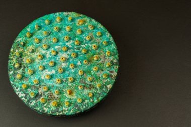 Siyah arka planda eski bir duş başlığı. Yeşil paslı sulama kutusu - yağmur duşu. Duş kabini onarımı