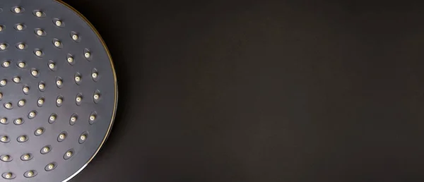 Großaufnahme Eines Duschkopfes Auf Schwarzem Hintergrund Neuer Grauer Regenschauer Wartung — Stockfoto