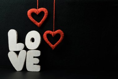 Sevgililer Günü siyah arka planda beyaz ahşap harflerle yazılmış bir aşk. kopyalama alanı ile.