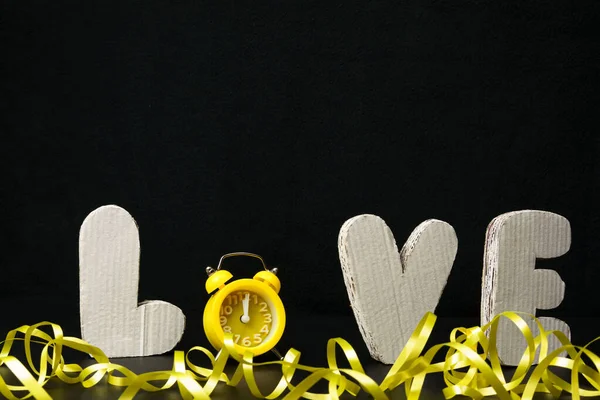 Beyaz Harflerle Çevrili Aşk Sarı Alarm Saati Arka Planda Harfi — Stok fotoğraf